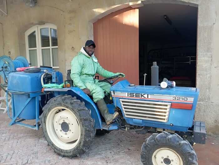 Chris à la ferme, sur un tracteur.