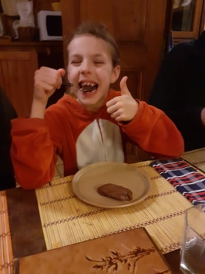 zoe deguste un gateau