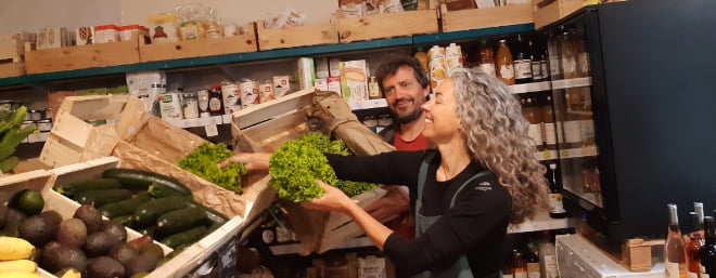 Bénévoles faisant de la mise en place de salade.